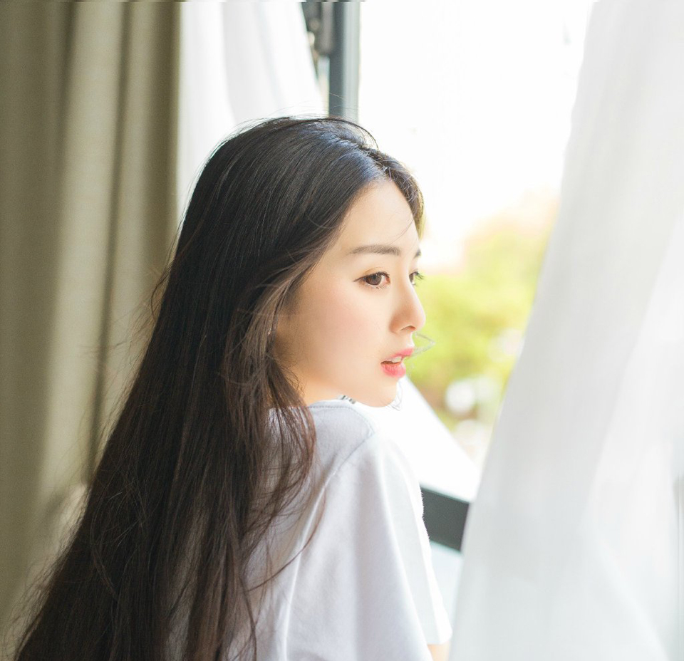 友谊和爱情之间的区别在于：友谊意味着两个人和世界，然而爱情意味着两个人就是世界。